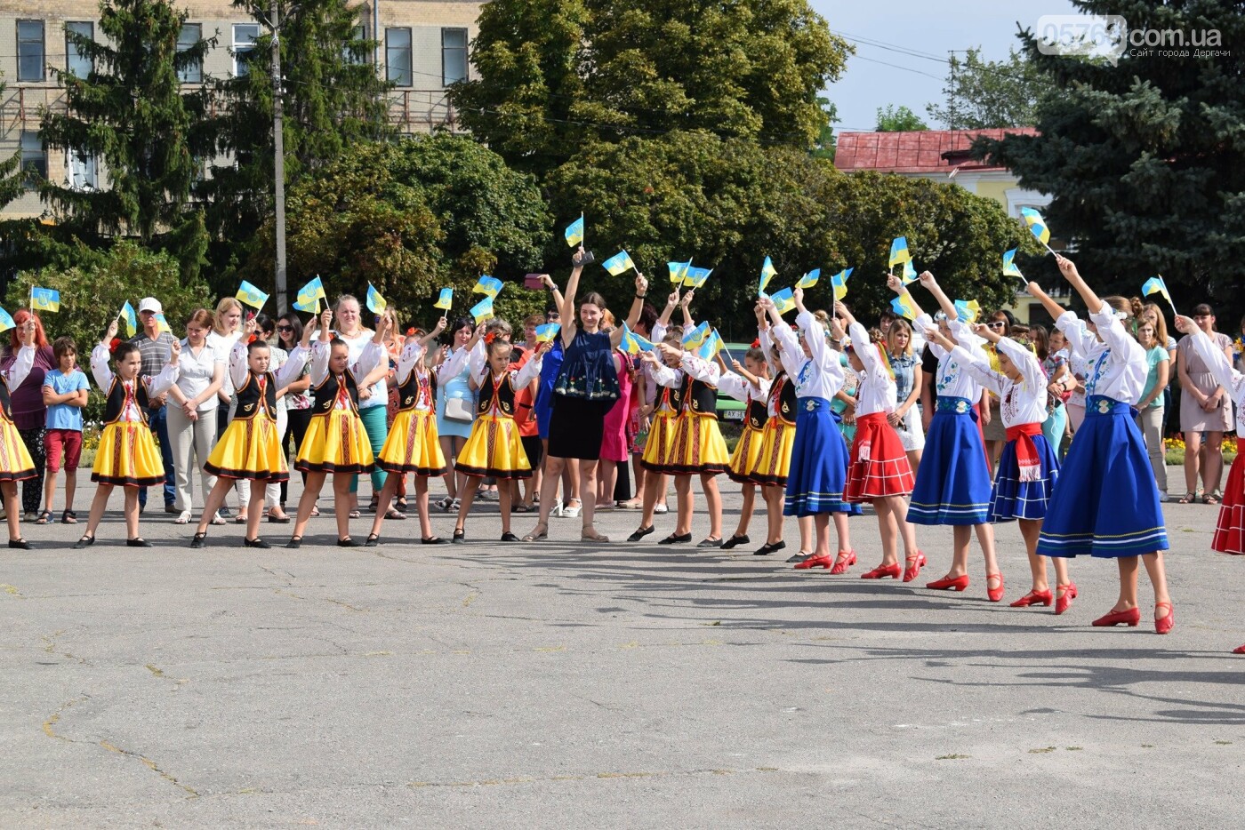 В Дергачах подняли флаг Украины (фото), фото-5 В Дергачах подняли флаг Украины (фото), фото-5