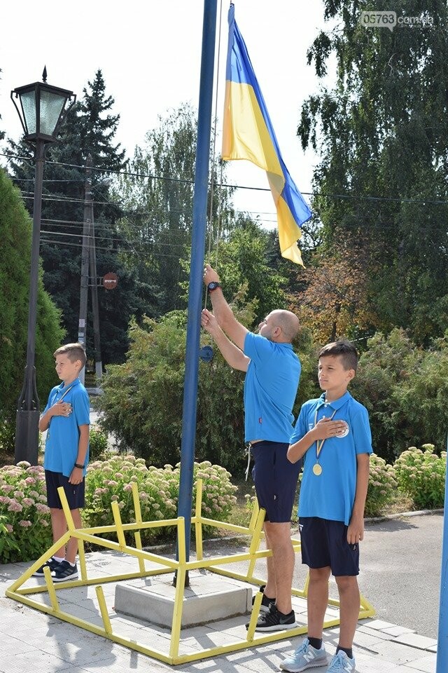 В Дергачах подняли флаг Украины (фото), фото-2 В Дергачах подняли флаг Украины (фото), фото-2