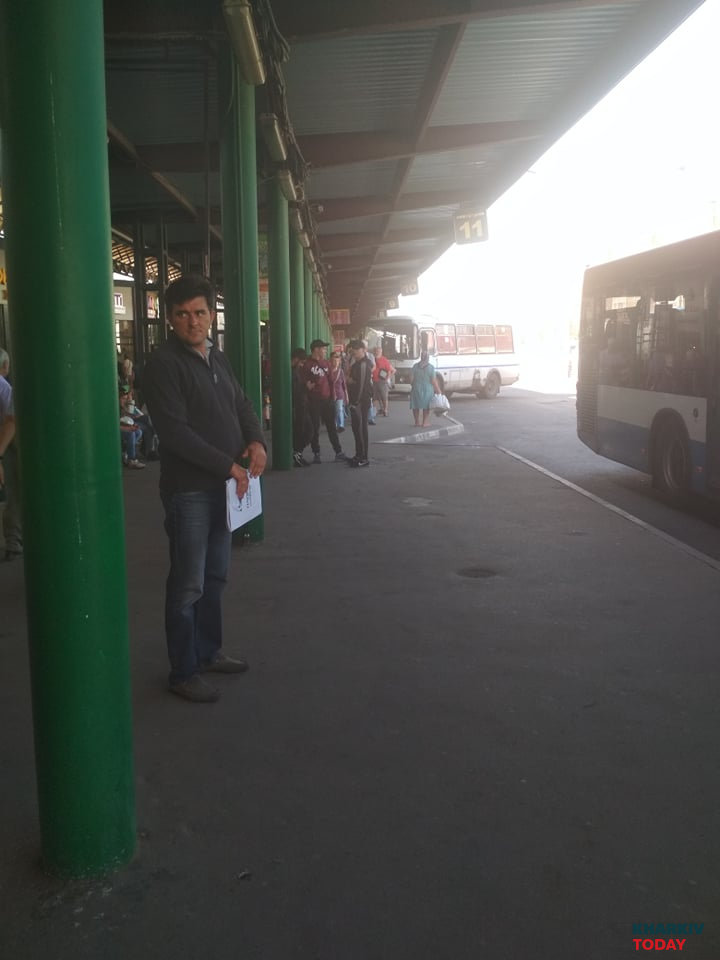 Директор днепровского предприятия встречает и провожает автобусы в терминале на Холодной горе. Фото: KHARKIV Today. Директор днепровского предприятия встречает и провожает автобусы в терминале на Холодной горе. Фото: KHARKIV Today.
